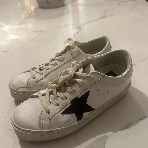 Lightly warn classic Golden Goose sneakers - Picture 2 of 6